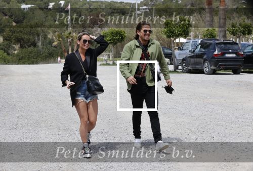 Schiphol en ibiza 23 en 24 april 2021
Andre Hazes gaat voor het eerst op vakantie met zijn nieuwe vriendin Sarah v Soelen . Ook de neef van zijn moeder Andy en zijn vrouw zijn erbij alsmede nog 2 stellen.