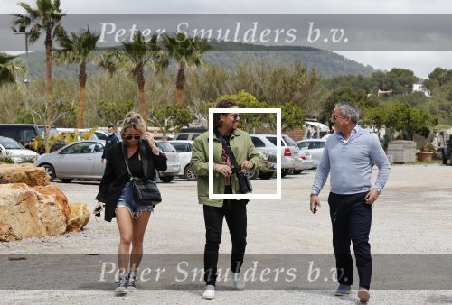 Schiphol en ibiza 23 en 24 april 2021
Andre Hazes gaat voor het eerst op vakantie met zijn nieuwe vriendin Sarah v Soelen . Ook de neef van zijn moeder Andy en zijn vrouw zijn erbij alsmede nog 2 stellen.