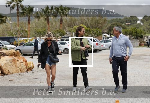 Schiphol en ibiza 23 en 24 april 2021
Andre Hazes gaat voor het eerst op vakantie met zijn nieuwe vriendin Sarah v Soelen . Ook de neef van zijn moeder Andy en zijn vrouw zijn erbij alsmede nog 2 stellen.