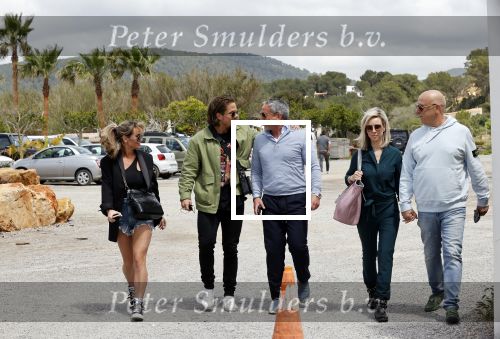 Schiphol en ibiza 23 en 24 april 2021
Andre Hazes gaat voor het eerst op vakantie met zijn nieuwe vriendin Sarah v Soelen . Ook de neef van zijn moeder Andy en zijn vrouw zijn erbij alsmede nog 2 stellen.