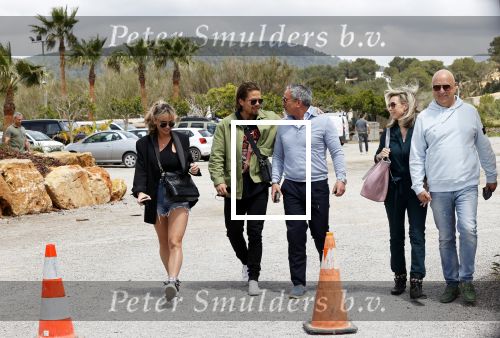 Schiphol en ibiza 23 en 24 april 2021
Andre Hazes gaat voor het eerst op vakantie met zijn nieuwe vriendin Sarah v Soelen . Ook de neef van zijn moeder Andy en zijn vrouw zijn erbij alsmede nog 2 stellen.