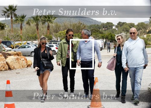 Schiphol en ibiza 23 en 24 april 2021
Andre Hazes gaat voor het eerst op vakantie met zijn nieuwe vriendin Sarah v Soelen . Ook de neef van zijn moeder Andy en zijn vrouw zijn erbij alsmede nog 2 stellen.