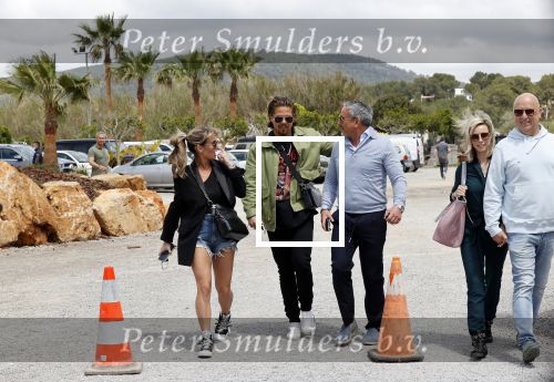 Schiphol en ibiza 23 en 24 april 2021
Andre Hazes gaat voor het eerst op vakantie met zijn nieuwe vriendin Sarah v Soelen . Ook de neef van zijn moeder Andy en zijn vrouw zijn erbij alsmede nog 2 stellen.