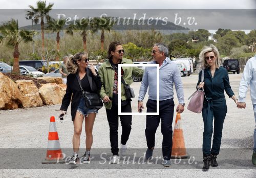 Schiphol en ibiza 23 en 24 april 2021
Andre Hazes gaat voor het eerst op vakantie met zijn nieuwe vriendin Sarah v Soelen . Ook de neef van zijn moeder Andy en zijn vrouw zijn erbij alsmede nog 2 stellen.
