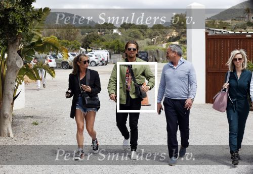 Schiphol en ibiza 23 en 24 april 2021
Andre Hazes gaat voor het eerst op vakantie met zijn nieuwe vriendin Sarah v Soelen . Ook de neef van zijn moeder Andy en zijn vrouw zijn erbij alsmede nog 2 stellen.