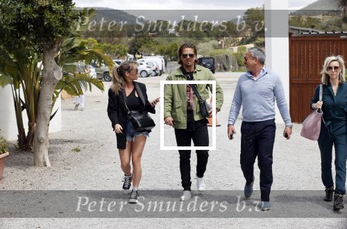 Schiphol en ibiza 23 en 24 april 2021
Andre Hazes gaat voor het eerst op vakantie met zijn nieuwe vriendin Sarah v Soelen . Ook de neef van zijn moeder Andy en zijn vrouw zijn erbij alsmede nog 2 stellen.