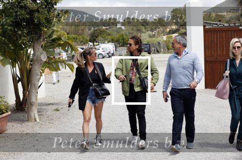 Schiphol en ibiza 23 en 24 april 2021
Andre Hazes gaat voor het eerst op vakantie met zijn nieuwe vriendin Sarah v Soelen . Ook de neef van zijn moeder Andy en zijn vrouw zijn erbij alsmede nog 2 stellen.
