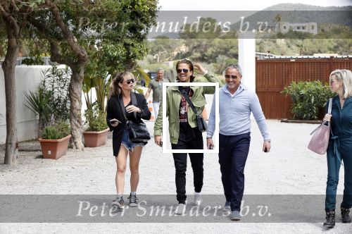 Schiphol en ibiza 23 en 24 april 2021
Andre Hazes gaat voor het eerst op vakantie met zijn nieuwe vriendin Sarah v Soelen . Ook de neef van zijn moeder Andy en zijn vrouw zijn erbij alsmede nog 2 stellen.
