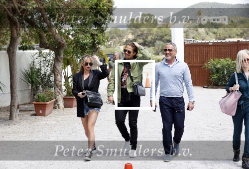 Schiphol en ibiza 23 en 24 april 2021
Andre Hazes gaat voor het eerst op vakantie met zijn nieuwe vriendin Sarah v Soelen . Ook de neef van zijn moeder Andy en zijn vrouw zijn erbij alsmede nog 2 stellen.