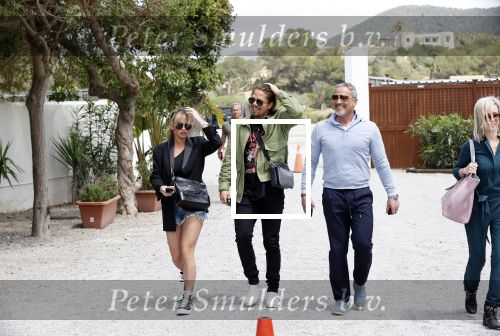 Schiphol en ibiza 23 en 24 april 2021
Andre Hazes gaat voor het eerst op vakantie met zijn nieuwe vriendin Sarah v Soelen . Ook de neef van zijn moeder Andy en zijn vrouw zijn erbij alsmede nog 2 stellen.