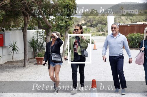 Schiphol en ibiza 23 en 24 april 2021
Andre Hazes gaat voor het eerst op vakantie met zijn nieuwe vriendin Sarah v Soelen . Ook de neef van zijn moeder Andy en zijn vrouw zijn erbij alsmede nog 2 stellen.