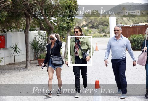 Schiphol en ibiza 23 en 24 april 2021
Andre Hazes gaat voor het eerst op vakantie met zijn nieuwe vriendin Sarah v Soelen . Ook de neef van zijn moeder Andy en zijn vrouw zijn erbij alsmede nog 2 stellen.
