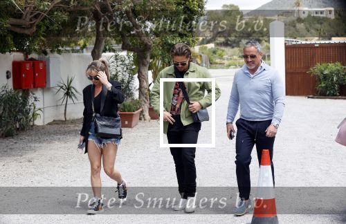 Schiphol en ibiza 23 en 24 april 2021
Andre Hazes gaat voor het eerst op vakantie met zijn nieuwe vriendin Sarah v Soelen . Ook de neef van zijn moeder Andy en zijn vrouw zijn erbij alsmede nog 2 stellen.