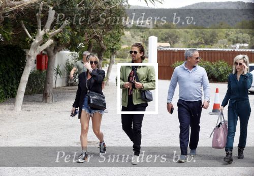 Schiphol en ibiza 23 en 24 april 2021
Andre Hazes gaat voor het eerst op vakantie met zijn nieuwe vriendin Sarah v Soelen . Ook de neef van zijn moeder Andy en zijn vrouw zijn erbij alsmede nog 2 stellen.