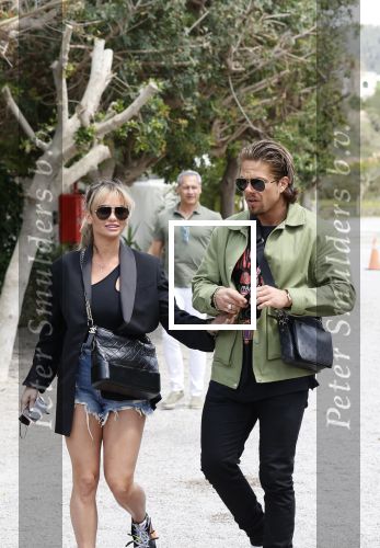 Schiphol en ibiza 23 en 24 april 2021
Andre Hazes gaat voor het eerst op vakantie met zijn nieuwe vriendin Sarah v Soelen . Ook de neef van zijn moeder Andy en zijn vrouw zijn erbij alsmede nog 2 stellen.