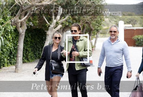 Schiphol en ibiza 23 en 24 april 2021
Andre Hazes gaat voor het eerst op vakantie met zijn nieuwe vriendin Sarah v Soelen . Ook de neef van zijn moeder Andy en zijn vrouw zijn erbij alsmede nog 2 stellen.