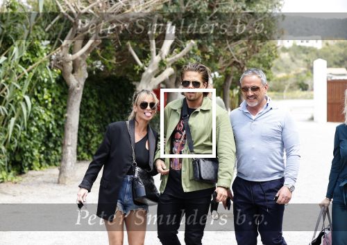 Schiphol en ibiza 23 en 24 april 2021
Andre Hazes gaat voor het eerst op vakantie met zijn nieuwe vriendin Sarah v Soelen . Ook de neef van zijn moeder Andy en zijn vrouw zijn erbij alsmede nog 2 stellen.