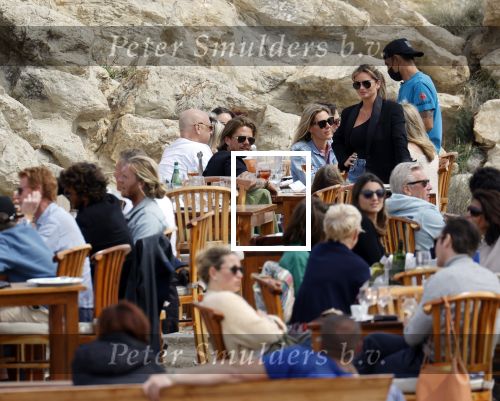 Schiphol en ibiza 23 en 24 april 2021
Andre Hazes gaat voor het eerst op vakantie met zijn nieuwe vriendin Sarah v Soelen . Ook de neef van zijn moeder Andy en zijn vrouw zijn erbij alsmede nog 2 stellen.