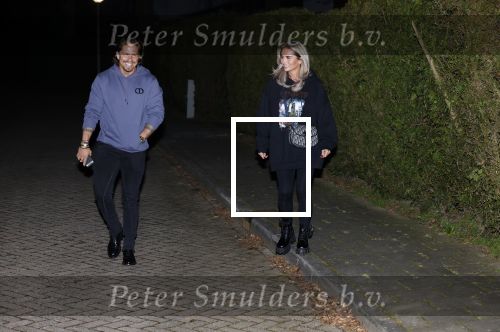 Bergschenhoek 13 maart 2021
Andre Hazes en Sarah v Soelen lopen buiten op straat.
