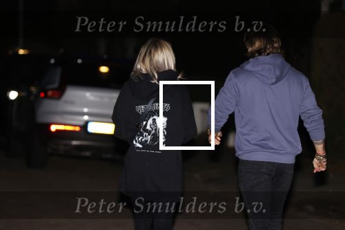 Bergschenhoek 13 maart 2021
Andre Hazes en Sarah v Soelen lopen buiten op straat.