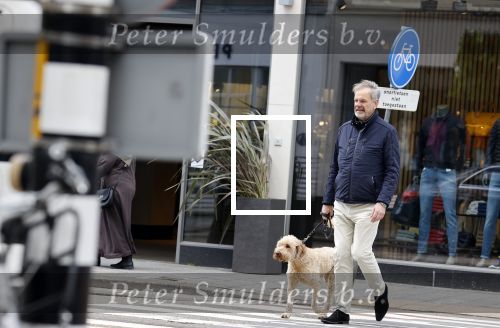 Amsterdam 5 mei 2021
Bert Kuizenga laat de hond van zijn dochter uit