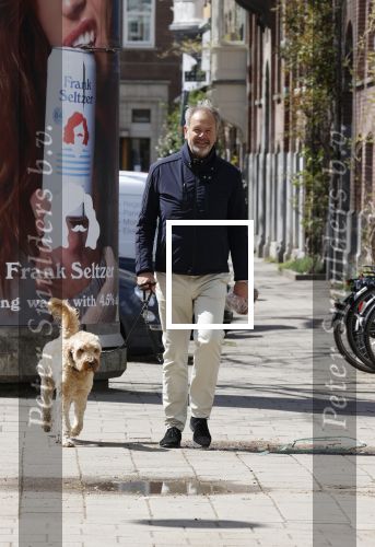 Amsterdam 5 mei 2021
Bert Kuizenga laat de hond van zijn dochter uit