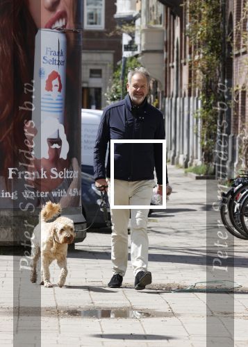 Amsterdam 5 mei 2021
Bert Kuizenga laat de hond van zijn dochter uit