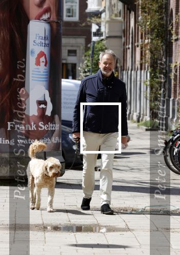 Amsterdam 5 mei 2021
Bert Kuizenga laat de hond van zijn dochter uit
