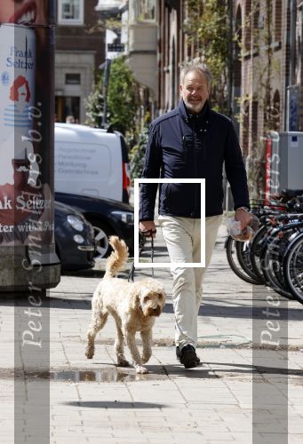 Amsterdam 5 mei 2021
Bert Kuizenga laat de hond van zijn dochter uit