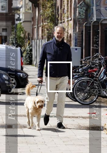 Amsterdam 5 mei 2021
Bert Kuizenga laat de hond van zijn dochter uit