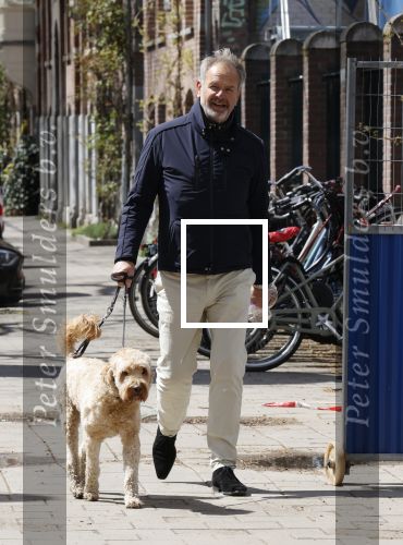 Amsterdam 5 mei 2021
Bert Kuizenga laat de hond van zijn dochter uit