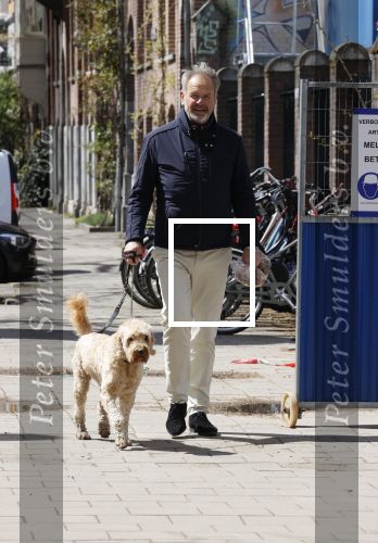 Amsterdam 5 mei 2021
Bert Kuizenga laat de hond van zijn dochter uit