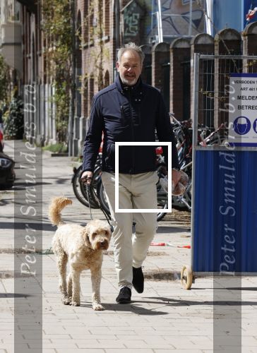 Amsterdam 5 mei 2021
Bert Kuizenga laat de hond van zijn dochter uit
