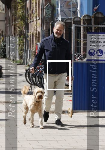 Amsterdam 5 mei 2021
Bert Kuizenga laat de hond van zijn dochter uit