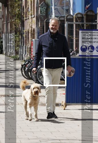 Amsterdam 5 mei 2021
Bert Kuizenga laat de hond van zijn dochter uit