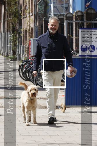 Amsterdam 5 mei 2021
Bert Kuizenga laat de hond van zijn dochter uit