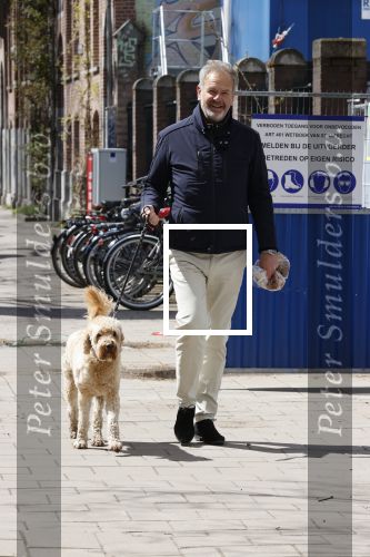 Amsterdam 5 mei 2021
Bert Kuizenga laat de hond van zijn dochter uit
