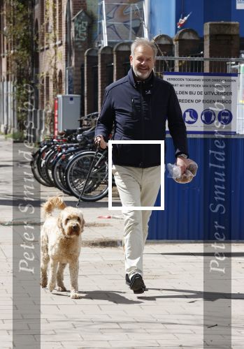 Amsterdam 5 mei 2021
Bert Kuizenga laat de hond van zijn dochter uit