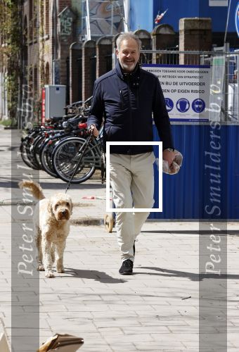 Amsterdam 5 mei 2021
Bert Kuizenga laat de hond van zijn dochter uit