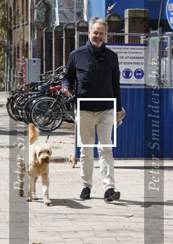 Amsterdam 5 mei 2021
Bert Kuizenga laat de hond van zijn dochter uit