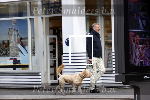 Amsterdam 5 mei 2021
Bert Kuizenga laat de hond van zijn dochter uit
