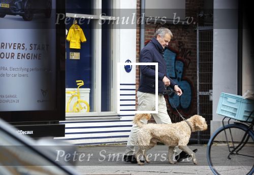 Amsterdam 5 mei 2021
Bert Kuizenga laat de hond van zijn dochter uit