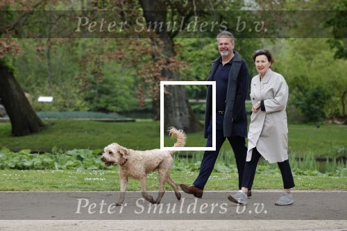 Amsterdam 11 mei 2021
Bert Kuizenga en zijn wandelend in het vondelpark met de hond van hun dochter