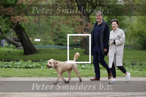 Amsterdam 11 mei 2021
Bert Kuizenga en zijn wandelend in het vondelpark met de hond van hun dochter