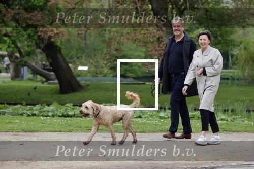Amsterdam 11 mei 2021
Bert Kuizenga en zijn wandelend in het vondelpark met de hond van hun dochter