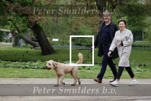 Amsterdam 11 mei 2021
Bert Kuizenga en zijn wandelend in het vondelpark met de hond van hun dochter