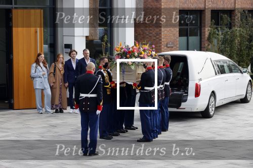 Laren 3 april 2021
Crematie van Bibian Mentel in crmatorium in Laren.
Haar man Edwin Spee en kinderen zijn aanwezig.