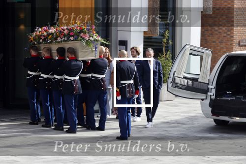 Laren 3 april 2021
Crematie van Bibian Mentel in crmatorium in Laren.
Haar man Edwin Spee en kinderen zijn aanwezig.