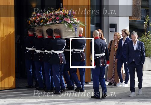 Laren 3 april 2021
Crematie van Bibian Mentel in crmatorium in Laren.
Haar man Edwin Spee en kinderen zijn aanwezig.