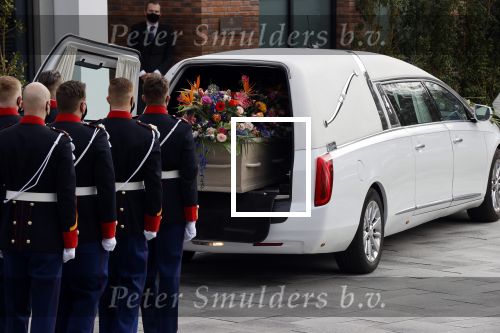 Laren 3 april 2021
Crematie van Bibian Mentel in crmatorium in Laren.
Haar man Edwin Spee en kinderen zijn aanwezig.